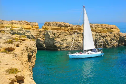Albufeira: crociera in yacht di 3 ore al giorno/al tramonto a Benagil