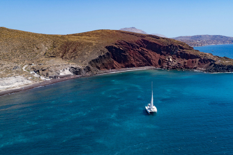 Santorin : croisière de luxe sur la caldeira avec repas et boissonsCroisière de luxe au coucher du soleil