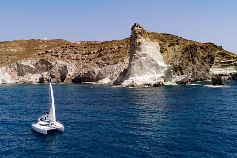 Santorin : croisière de luxe sur la caldeira avec repas et boissonsCroisière de luxe au coucher du soleil