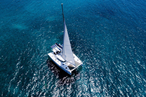 Santorin : croisière de luxe sur la caldeira avec repas et boissonsCroisière de luxe au coucher du soleil