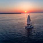 Santorini: Crociera di lusso al tramonto con cena e open bar