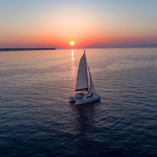 Santorini: Luxury Sunset Cruise with Dinner & Open Bar