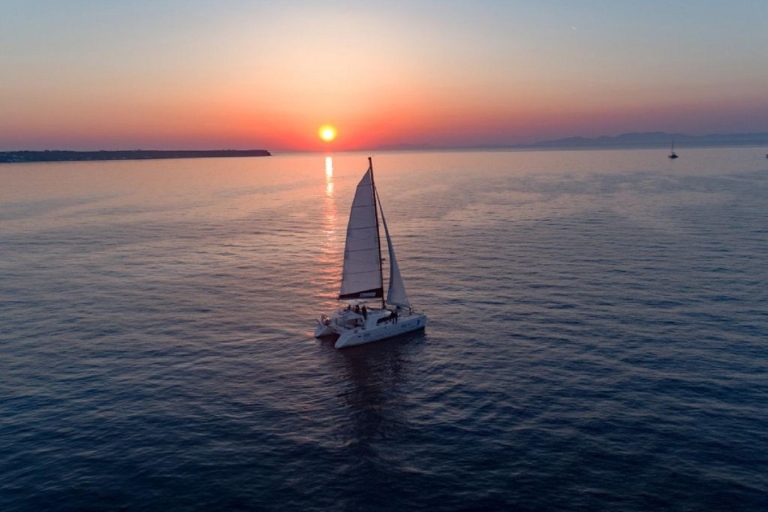 Santorini: crucero de lujo al atardecer, cena y barra libre