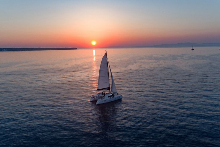 Santorini: crucero de lujo al atardecer, cena y barra libre