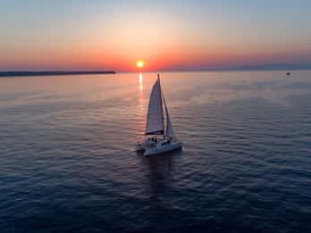 Santorini: Luxury Sunset Cruise with Dinner & Open Bar