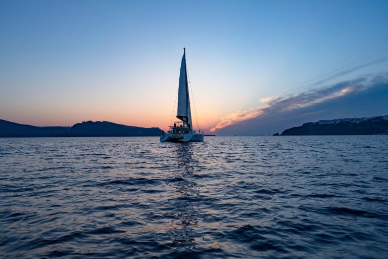 Santorini: crucero de lujo al atardecer, cena y barra libre