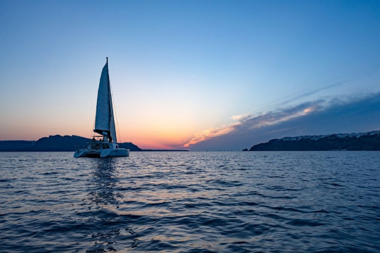 Santorini: crucero de lujo al atardecer, cena y barra libre