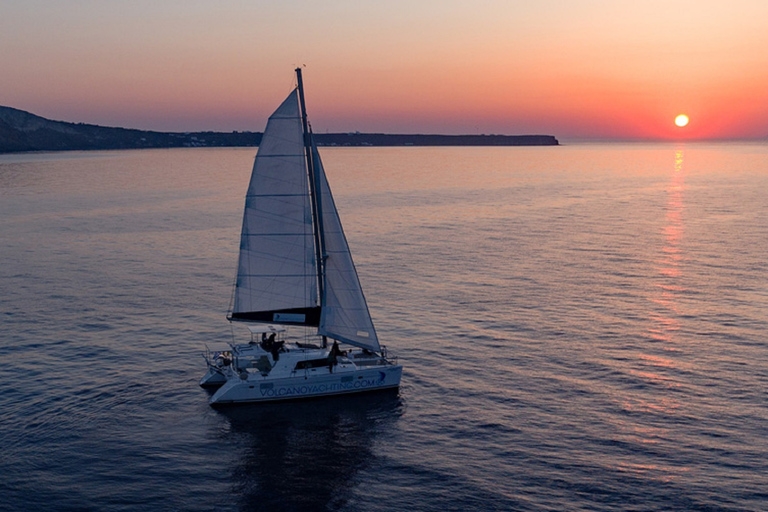 Santorini: crucero de lujo al atardecer, cena y barra libre