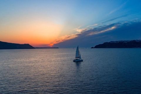 Santorini: crociera al tramonto con nuotata, cena e bevande