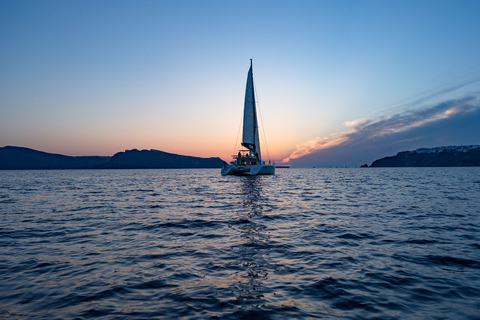 Santorini: cruise bij zonsondergang met zwemstops, diner en drankjes