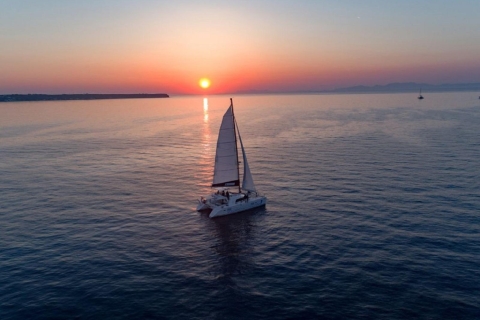 Santorini: crucero al atardecer con baños, cena y bebidas