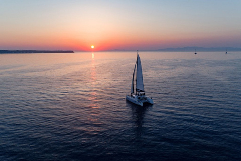 Santorini: crucero al atardecer con baños, cena y bebidas