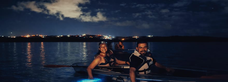 Canoë transparent dans la baie bioluminescente de Vieques