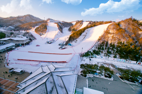 Von Seoul aus: Elysian Gangchon Ski Tour mit Nami IslandSnowboard-Paket - Treffen am DDP-Bahnhof