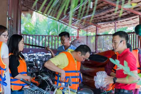 Mekong Delta Premier Tour with Coconut Village & Kayaking