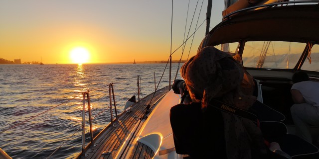 Visit Lisbonne : 2 heures en voilier de luxe au coucher du soleil in Lisbon