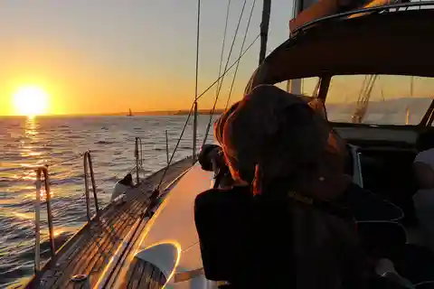 Lisbonne : croisière de 2 heures au coucher du soleil sur un voilier de luxe