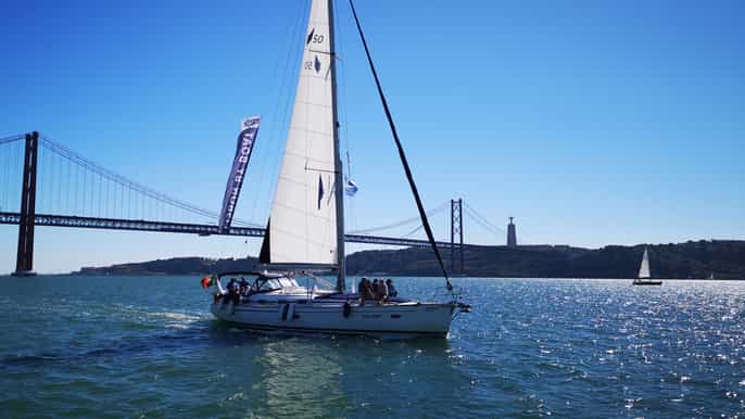 lisboa cruzeiro em iate de luxo pelo rio tejo e tour guiado