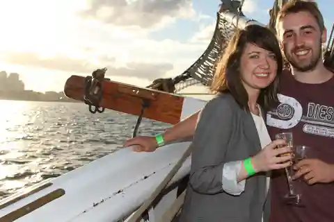 Cruzeiro noturno com vinho e canapés em Sydney Harbor Tall Ship