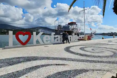 Argostoli: Daily cruise with food & drinks around Kefalonia