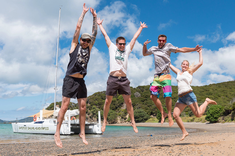 Desde Paihia: Crucero en velero por las islas con comida campestreDesde Paihia Crucero en velero Island Hopper con almuerzo campestre