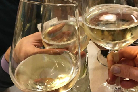 Thessaloniki: Traditional Greek Dance Class with Wine