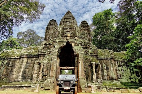 Angkor Wat: Vintage Jeep with Driver Rental
