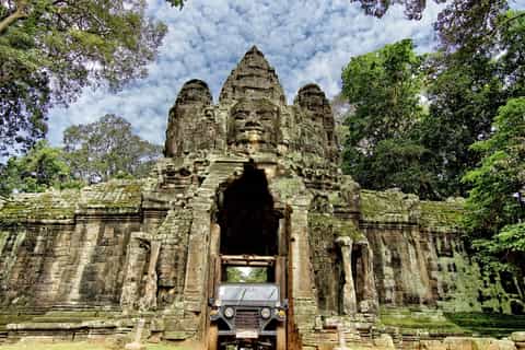 Angkor Wat: Vintage Jeep Tour with Driver
