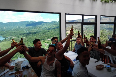 Medellín : Visite privée de Guatapé avec petit-déjeuner, déjeuner et croisièreVisite privée de Guatapé en anglais