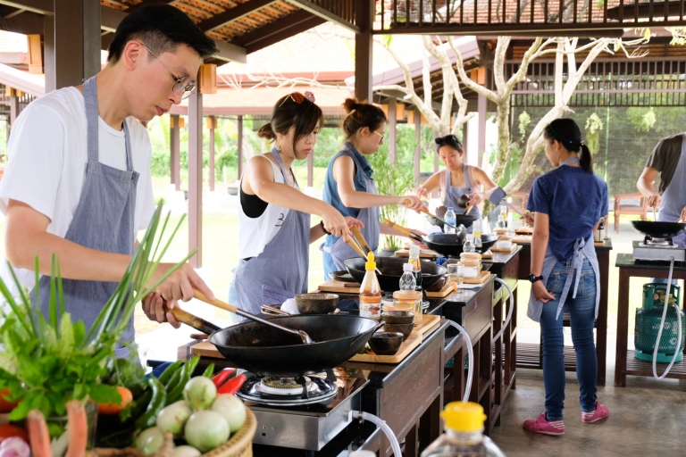 Chiang Mai : cours de cuisine thaï et visite d'une fermeChiang Mai : demi-journée de cours de cuisine le soir