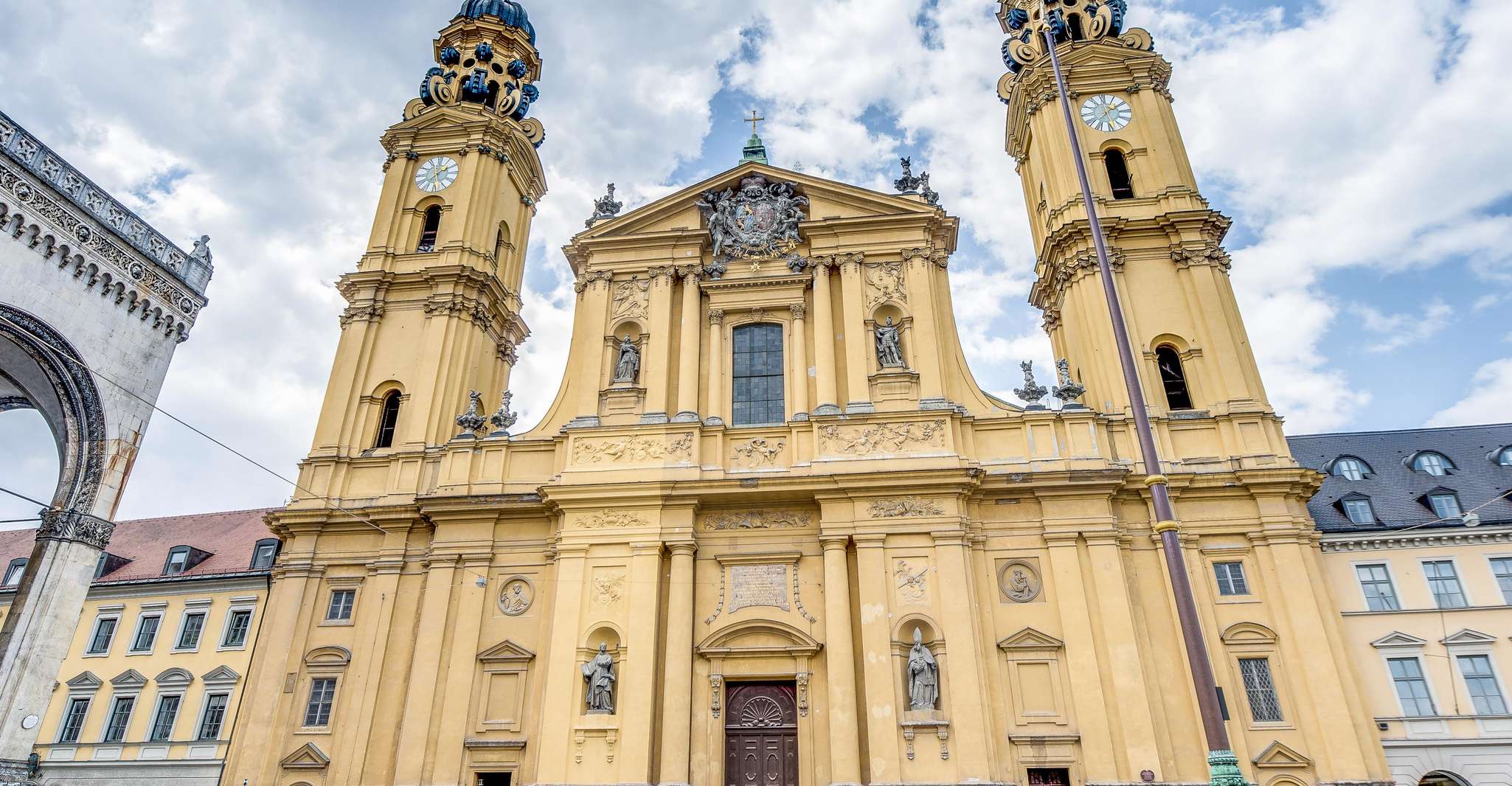 Munich: Old Town & Viktualienmarkt City Walk in German photo 10