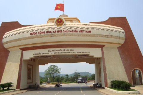 De Hue a la frontera de Lao Bao para tramitar el visado Viaje de ida y vuelta en coche privado