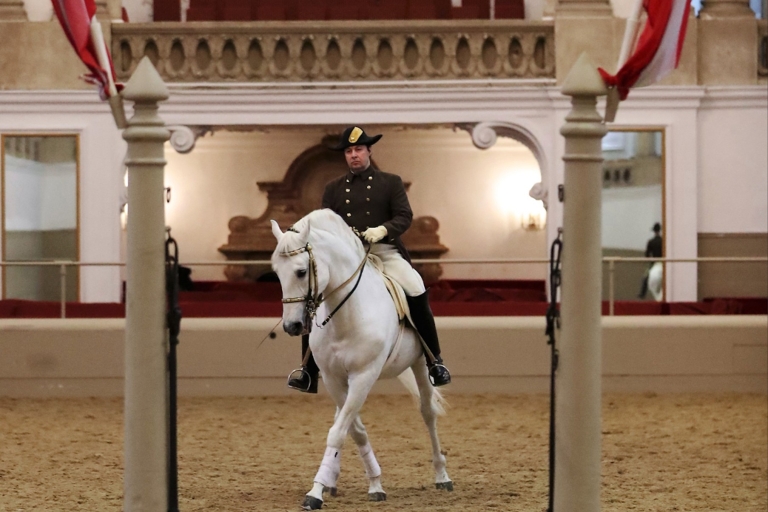 Gala koni lipicańskich w Hiszpańskiej Dworskiej Szkole JazdyPokaz galowy: miejsca siedzące w galerii na 2. piętrze