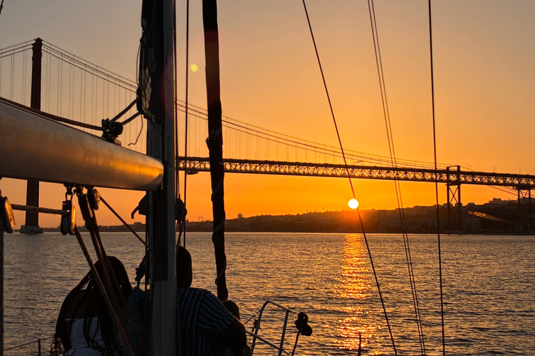 Sunset aboard a sailboat in Lisbon! Sunset aboard a sailing boat in Lisbon!