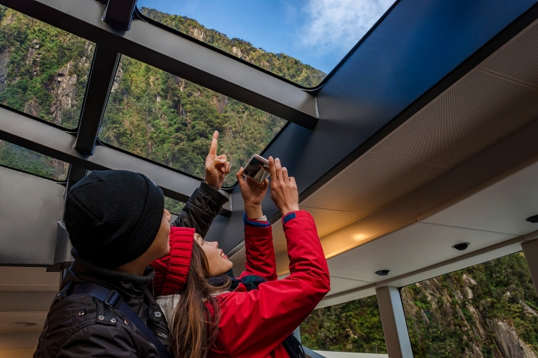 Milford Sound: rejs na łonie natury katamaranem premium ze szklanym dachemPoranny rejs przyrodniczy na katamaranie premium ze szklanym dachem