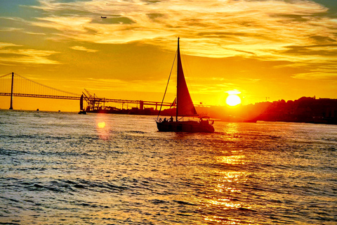 Lissabon: Private Sunset Cruise mit Sekt