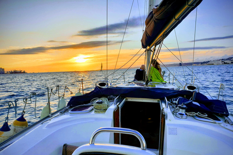 Lisboa: crucero privado al atardecer con vino espumoso