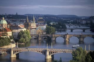 Prag: Bustour und Bootstour