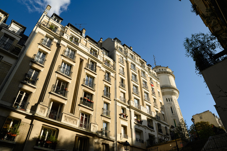 Paris: Experience the romance of Montmartre on a walk with a pro photographer Paris: Experience romance in Montmartre, a walk with a photographer in English