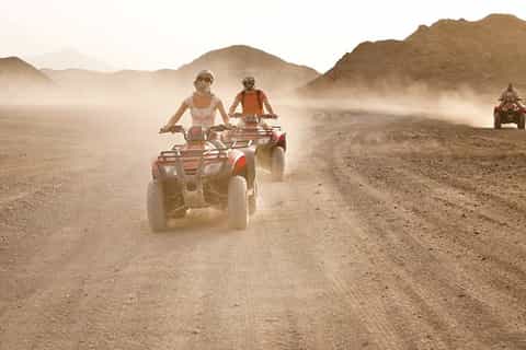 Vanuit Marsa Alam: woestijnsafari bij zonsondergang met quad