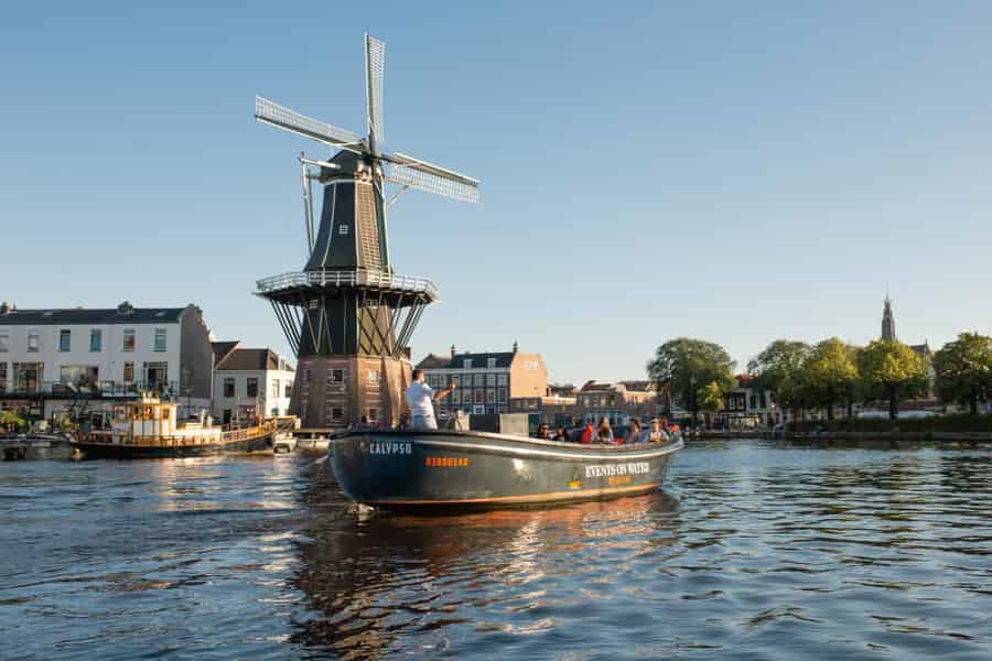 Haarlem: Sightseeing Bootstour mit Snacks und Getränken. Foto: GetYourGuide Haarlem: Sightseeing Bootstour mit Snacks und Getränken. Foto: GetYourGuide