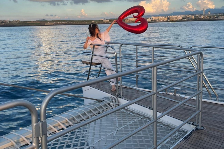 Jeju: Yacht Tour with Optional Sunset or Haenyeo Experience Sunset Tour