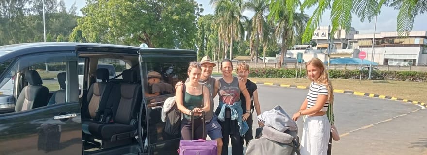 Dall'aeroporto di Mombasa: trasferimento a Diani in minivan (5 persone)