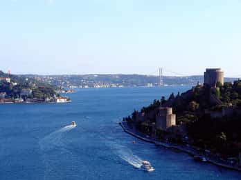 Istanbul: Bootsfahrt auf dem Bosporus mit Guide Istanbul: Bootsfahrt auf dem Bosporus mit Guide