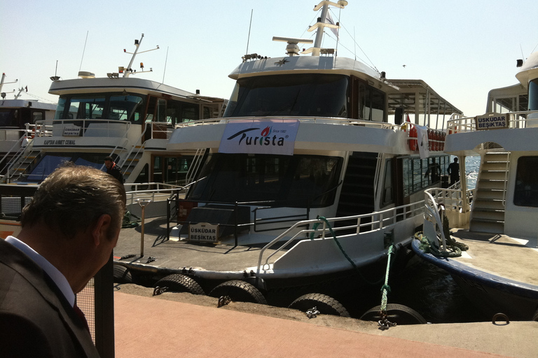 Istanbul: Bootsfahrt auf dem Bosporus mit Guide