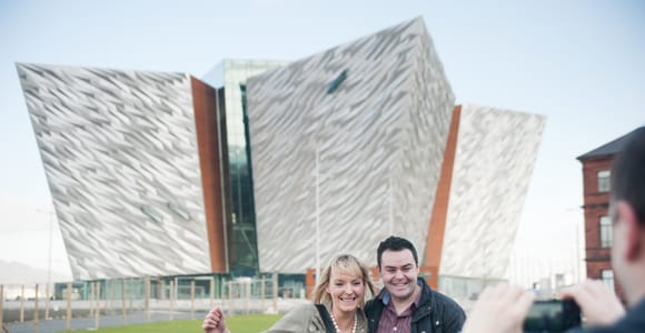 Belfast: Giant&#39;s Causeway Tour with Titanic Experience Entry