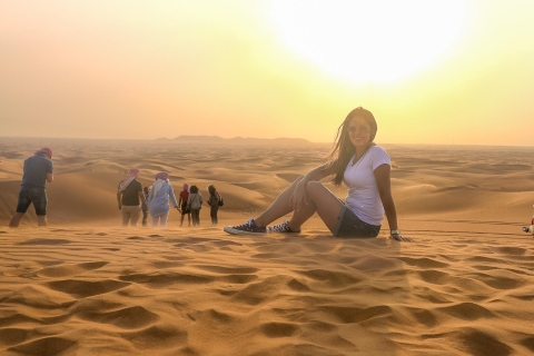 Depuis Dubaï : excursion dans le désert au coucher du soleilExcursion en groupe à dos de chameau de 45 min et buffet