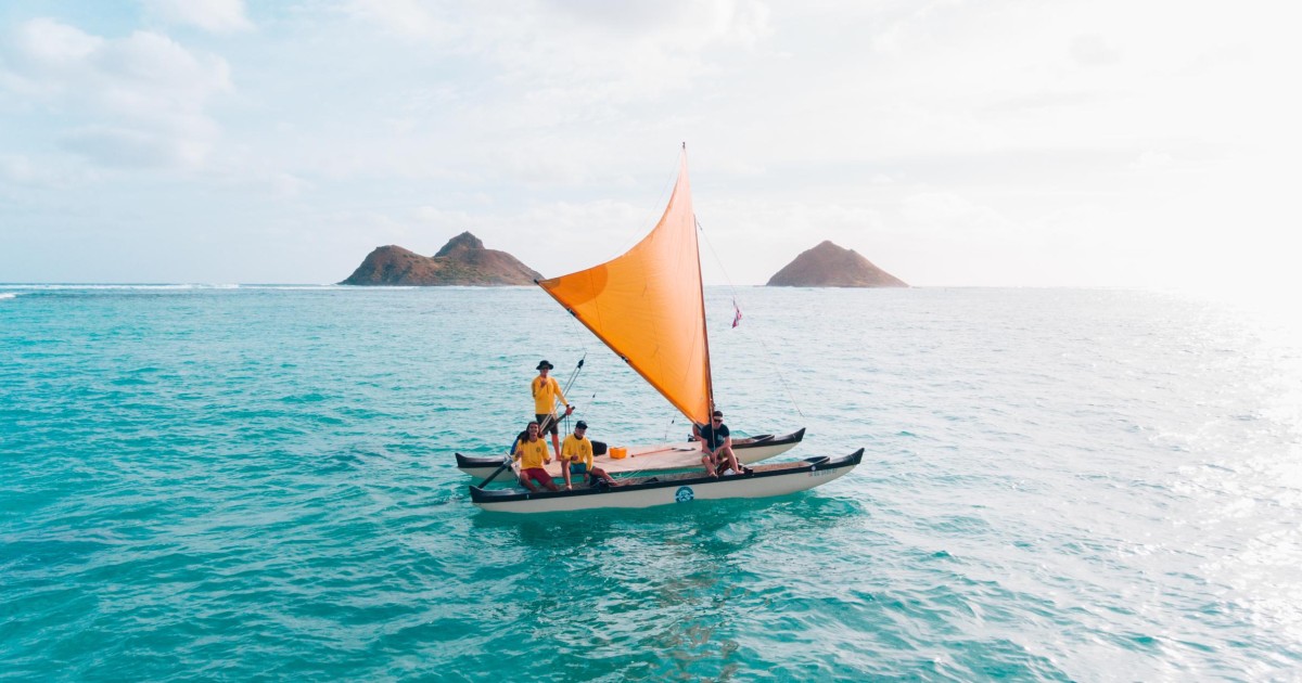 Oahu Auténtica aventura hawaiana en velero hasta Mokuluas GetYourGuide