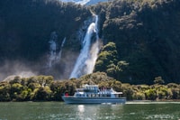 Milford Sound, 2-stündige kleine Bootsfahrerkreuzfahrt - Housity
