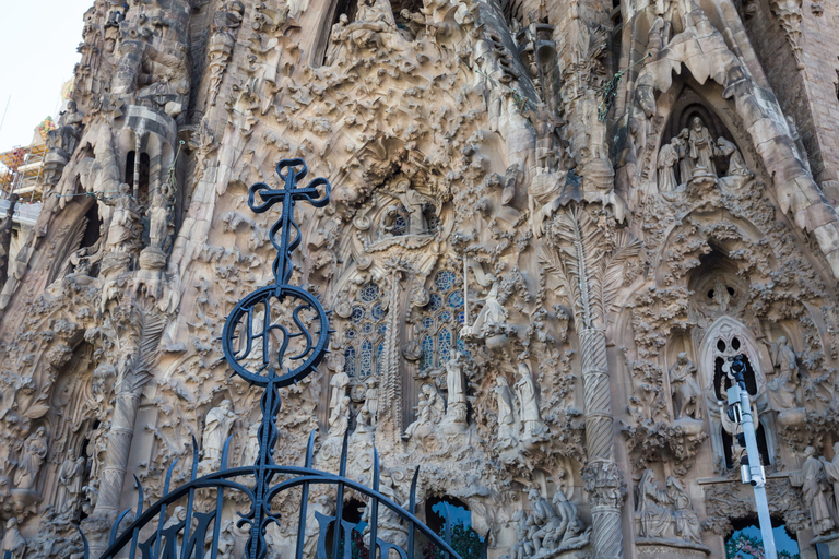 Barcelona: Sagrada Familia and Park Guell Combo Guided Tour Sagrada Família followed by Park Güell